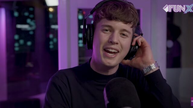 Pjotr laat nieuwe tune 'Strakke Veters' horen bij Yous!