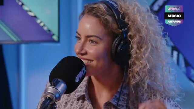 Sigourney K zingt akoestische mashup van '501' en 'Mansory'