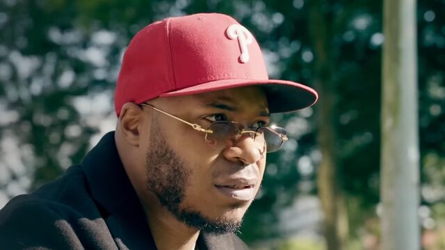 Van Straat naar Platina: Adje vertelt over zijn jeugd in Amsterdam-Noord en zijn weg naar succes