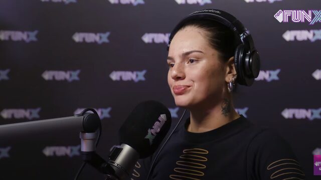 Herkent Famke Louise haar eigen tracks achterstevoren afgespeeld?