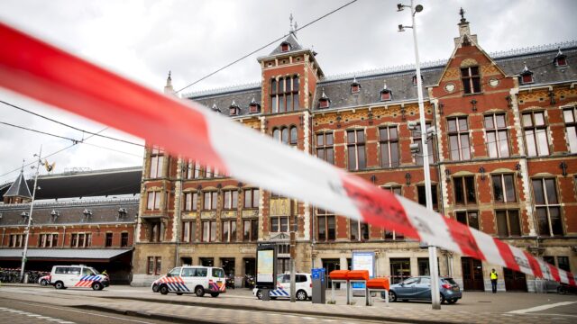 Vier gewonden bij steekpartij Amsterdam Centraal, ruzie werd gelivestreamd