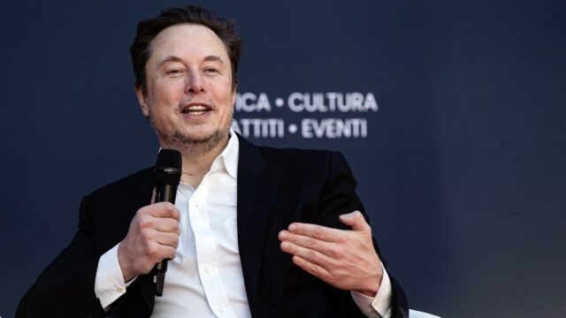 Bedrijf Elon Musk plaatst chip in iemands hoofd | FunX