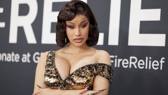Cardi B Lanceert 'Rechtbank-Editie' Albumhoes na Virale Zittingsbeelden