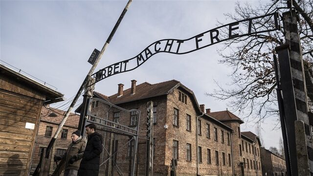 Nederlandse vrouw (29) opgepakt voor foto met nazigroet in Auschwitz | FunX