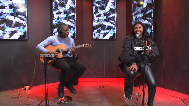 Azira zingt 'Tranen' live tijdens Avalon Takeover