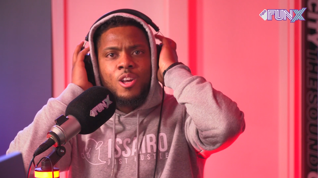 Issairo performt zijn nieuwe tune 'UIT DE MUD' in sessie