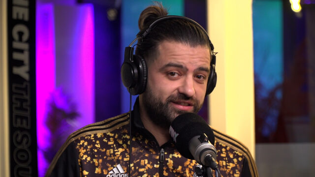 Regga gooit gekke freestyle in de studio bij Yous!