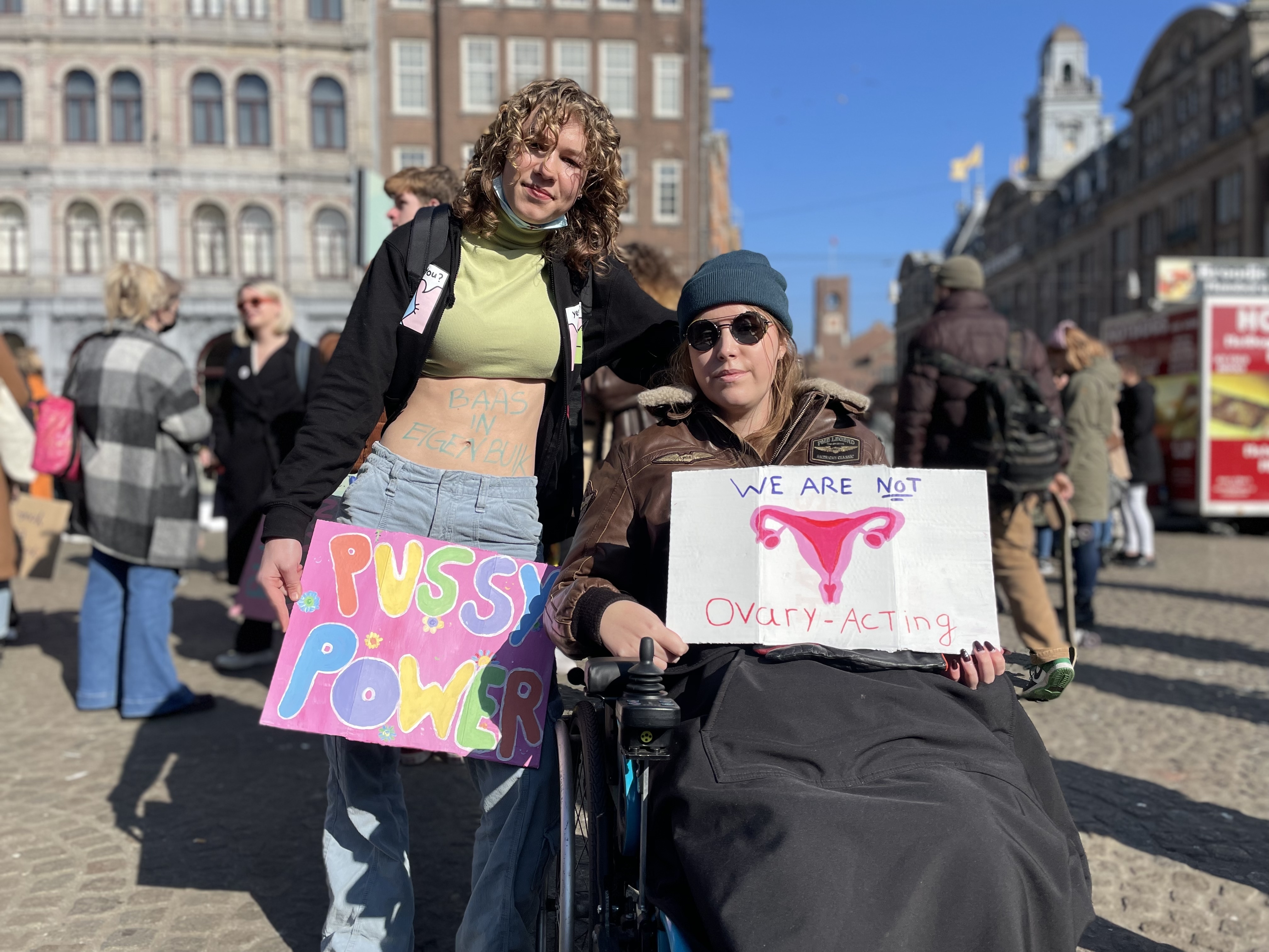 Ymkje en Sytske op de women's march amsterdam 2022