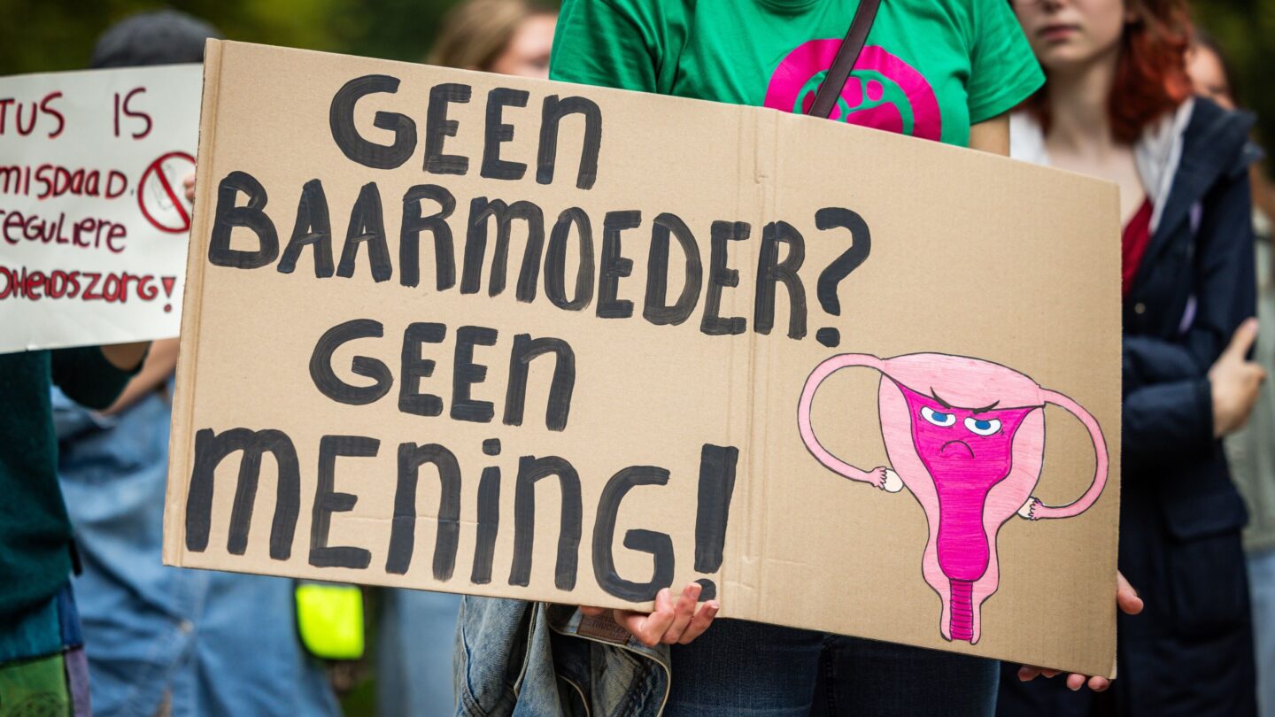 Abortusbuddy Djoeke waarschuwt voor het gevaar van een verbod: “Vrouwen zoeken dan onveilige manieren”