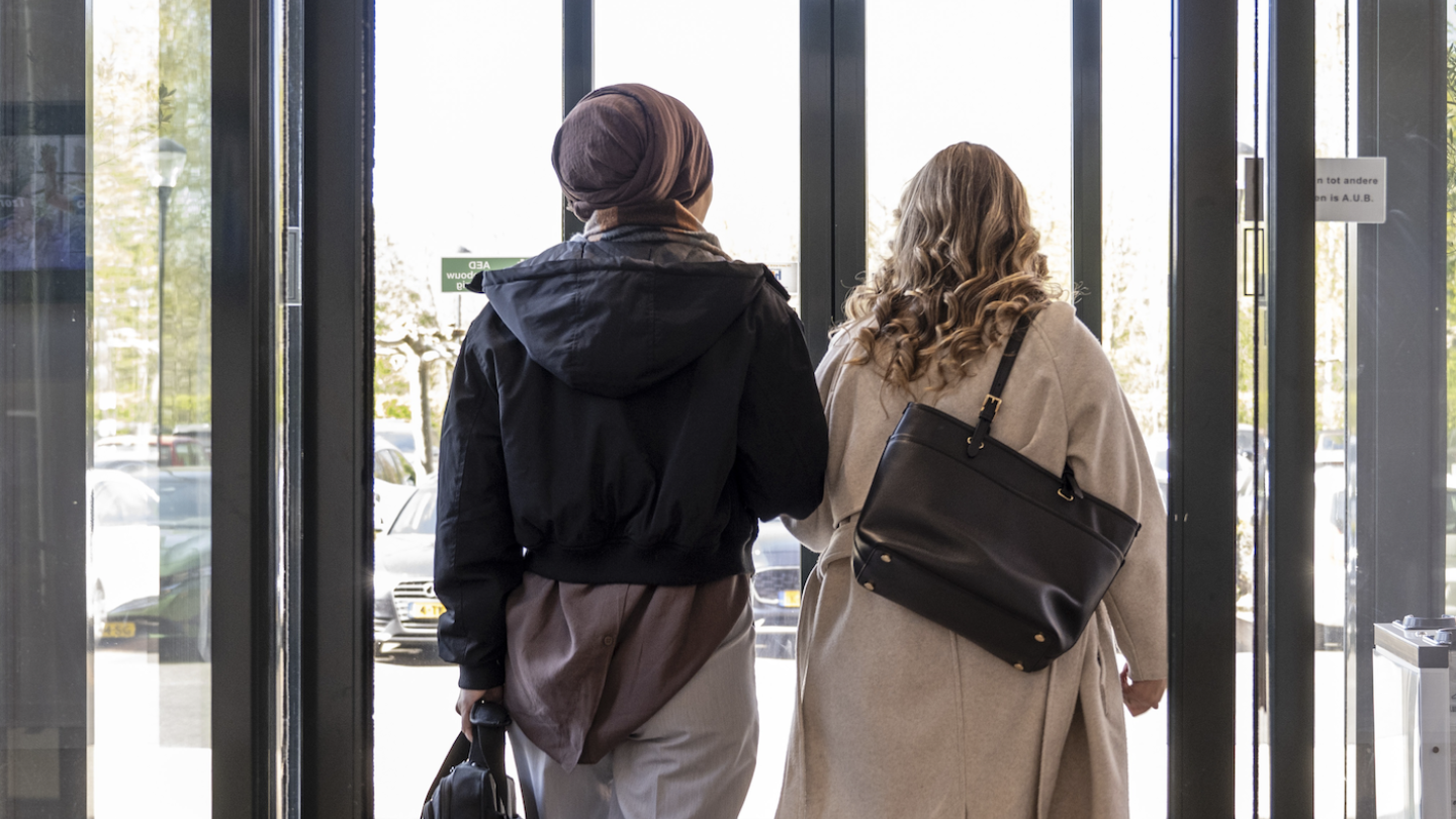 Docent Hadija verloor haar baan vanwege hoofddoekverbod: "Ik werd niet meer gezien als persoon"