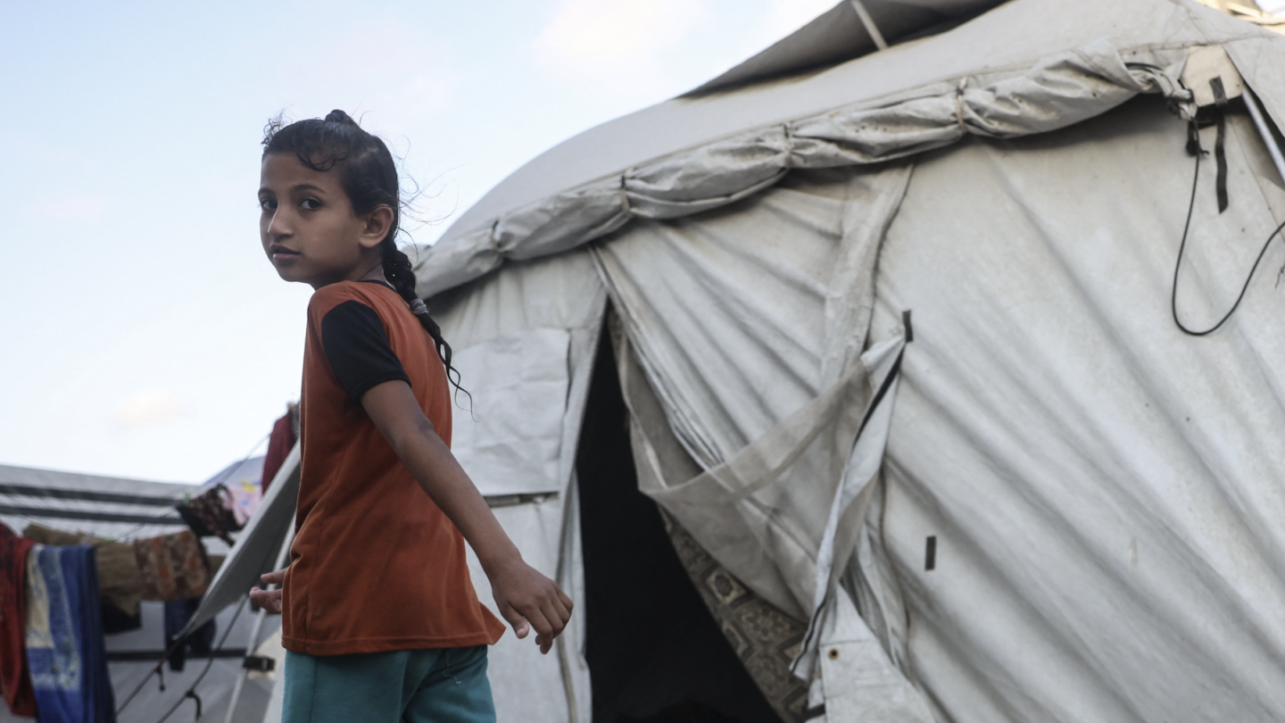 Dana uit Gaza vreest de winter in een verwoeste tent: "We zullen sterven van de kou"