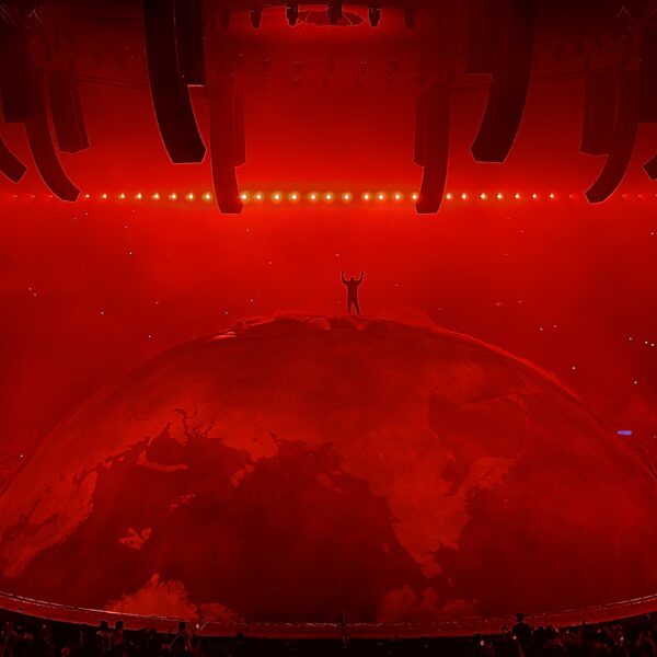 Dit is waarom Kanye West bovenop een wereldbol stond in het GelreDome