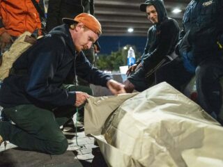 Bas helpt dakloze mensen de kou door met slaapjassen: "Belachelijk gezien de welvaart in Nederland"