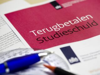 Jongeren blijven achter met torenhoge studieschulden na toeslagenaffaire: "Als een steen om hun nek"