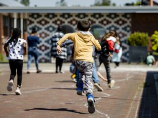 7000 kinderen in Nederland groeien op in zeer onveilige asielopvang: “Je wordt aan je lot overgelaten”