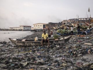 Stranden in Ghana verdwijnen onder 15 miljoen afgedankte kledingstukken: "Wordt als een prullenbak gezien"