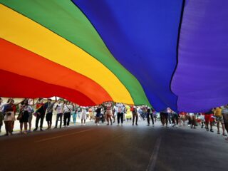 Denicio's coming-out bij moeder raakt miljoenen mensen: "Liefde is te mooi om te moeten verbergen"