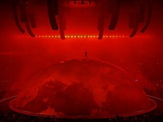 Dit is waarom Kanye West bovenop een wereldbol stond in het GelreDome
