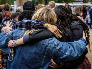 Mandy over emoties tonen in gesloten jeugdzorg: "Na het huilen werd ik tien uur opgesloten"