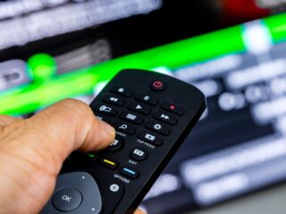Dezelfde serie voor de tiende keer kijken: waarom krijgen we er geen genoeg van?