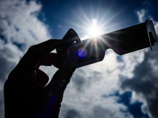 Zeldzame zonsverduistering vanavond te zien in Nederland: "Pas in 2081 weer zo groot"