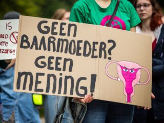 Abortusbuddy Djoeke waarschuwt voor het gevaar van een verbod: “Vrouwen zoeken dan onveilige manieren”