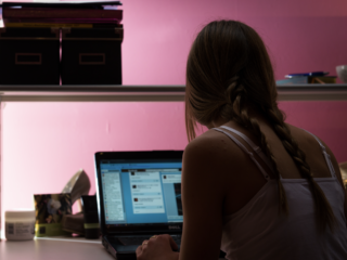 Deskundige Tessa over vergoeding krijgen voor cyberpesten: "Gevolgen kosten ook geld"