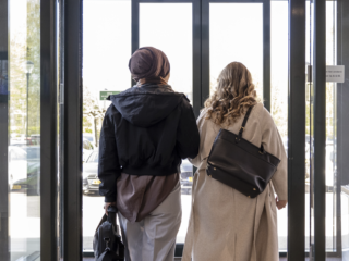 Docent Hadija verloor haar baan vanwege hoofddoekverbod: "Ik werd niet meer gezien als persoon"