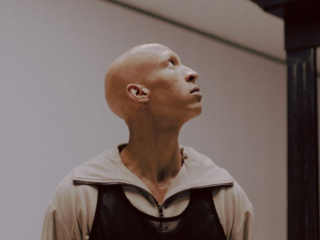 Reilly leerde zijn alopecia omarmen en wordt er nu om gevierd: “Ik dacht dat ik raar was in hun ogen”