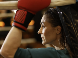 MMA-kampioen Marloes Coenen leert vrouwen vechten voor eigen veiligheid: “In iedereen zit een vechter”