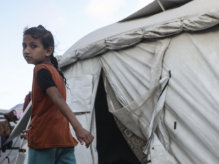 Dana uit Gaza vreest de winter in een verwoeste tent: "We zullen sterven van de kou"
