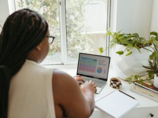 Van 'faka' naar 'goedemiddag': Waarom jongeren van kleur zich constant aanpassen aan hun omgeving