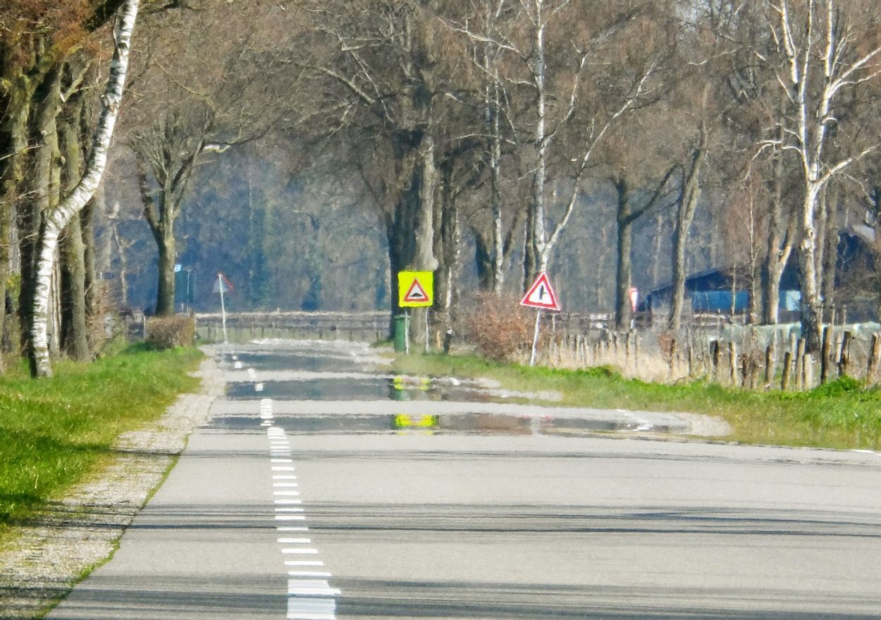 Fatamorgana op een warme zomerdag boven asfalt