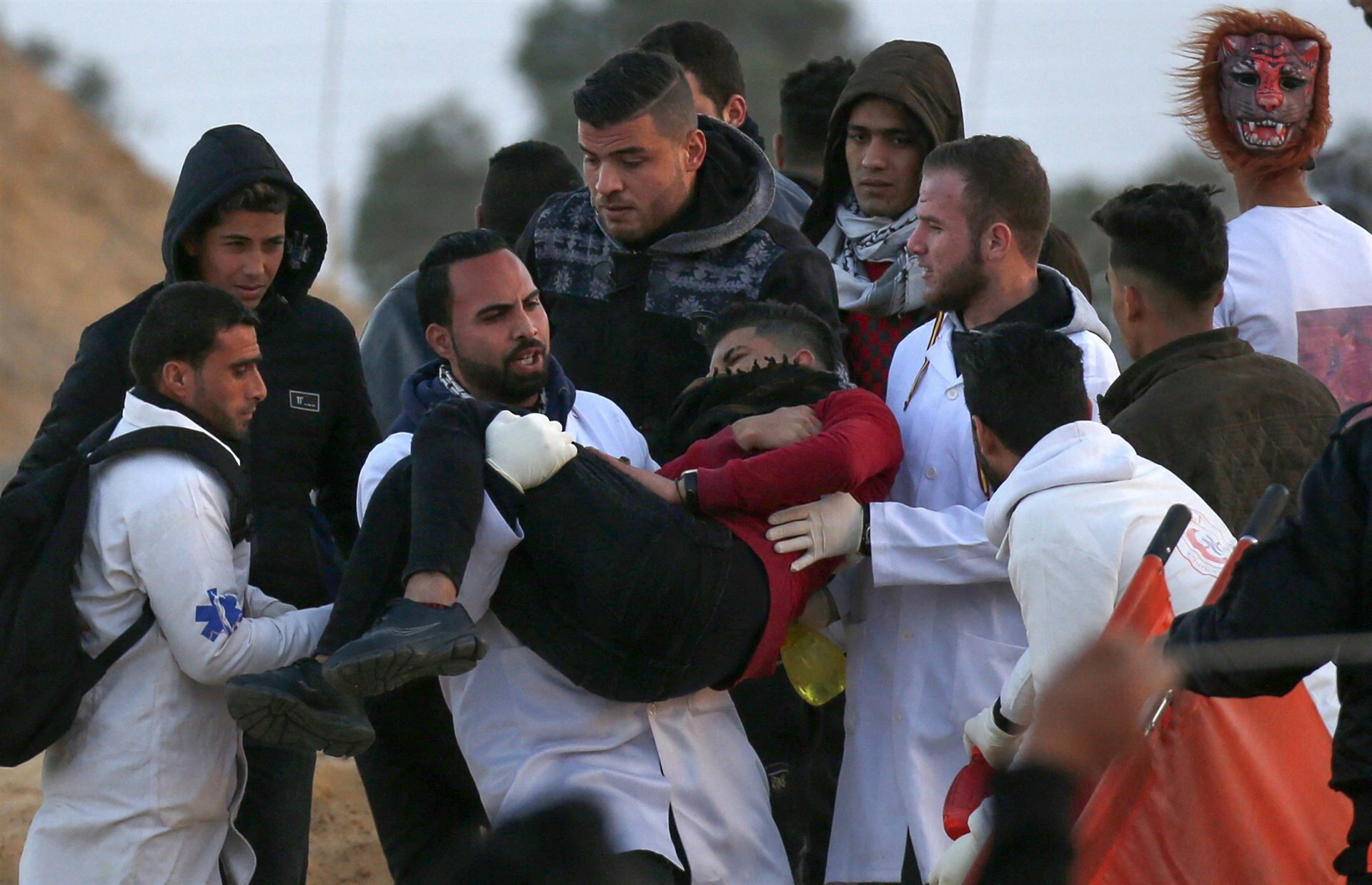 Gewonde Gazaan wordt afgevoerd tijdens de 'mars van de terugkeer'