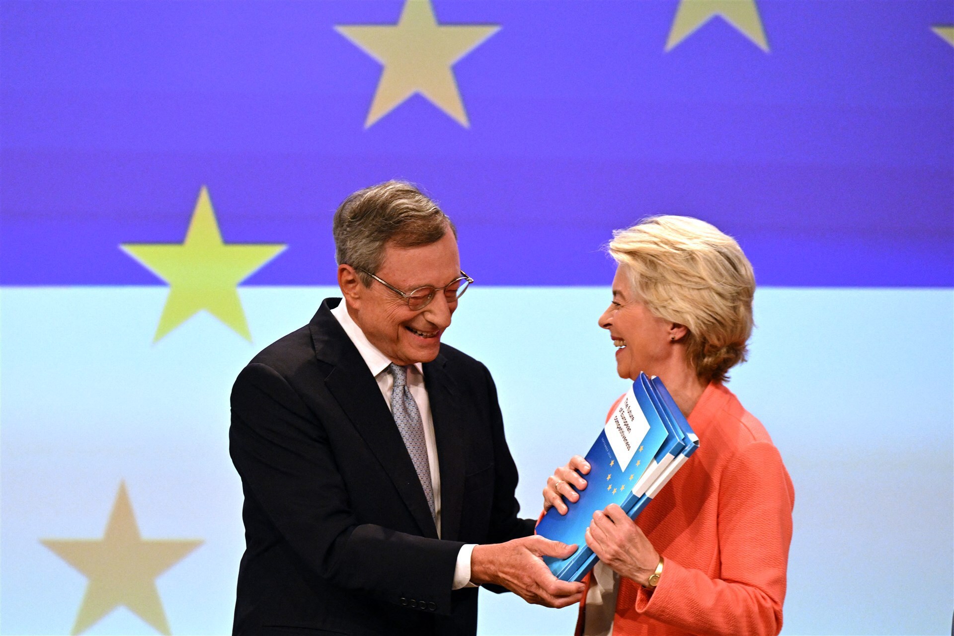 Draghi overhandigt zijn rapport aan Ursula von der Leyen