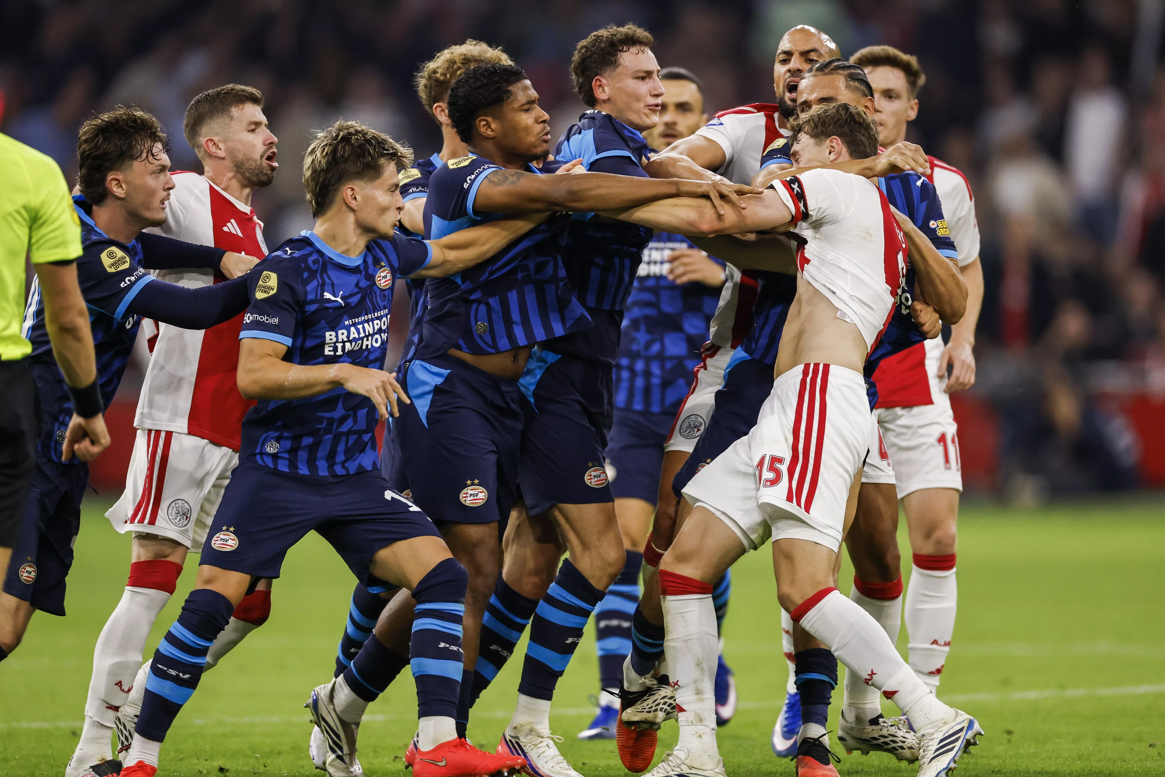 PSV verslaat Ajax na verhitte topper: 'Terechte overwinning'