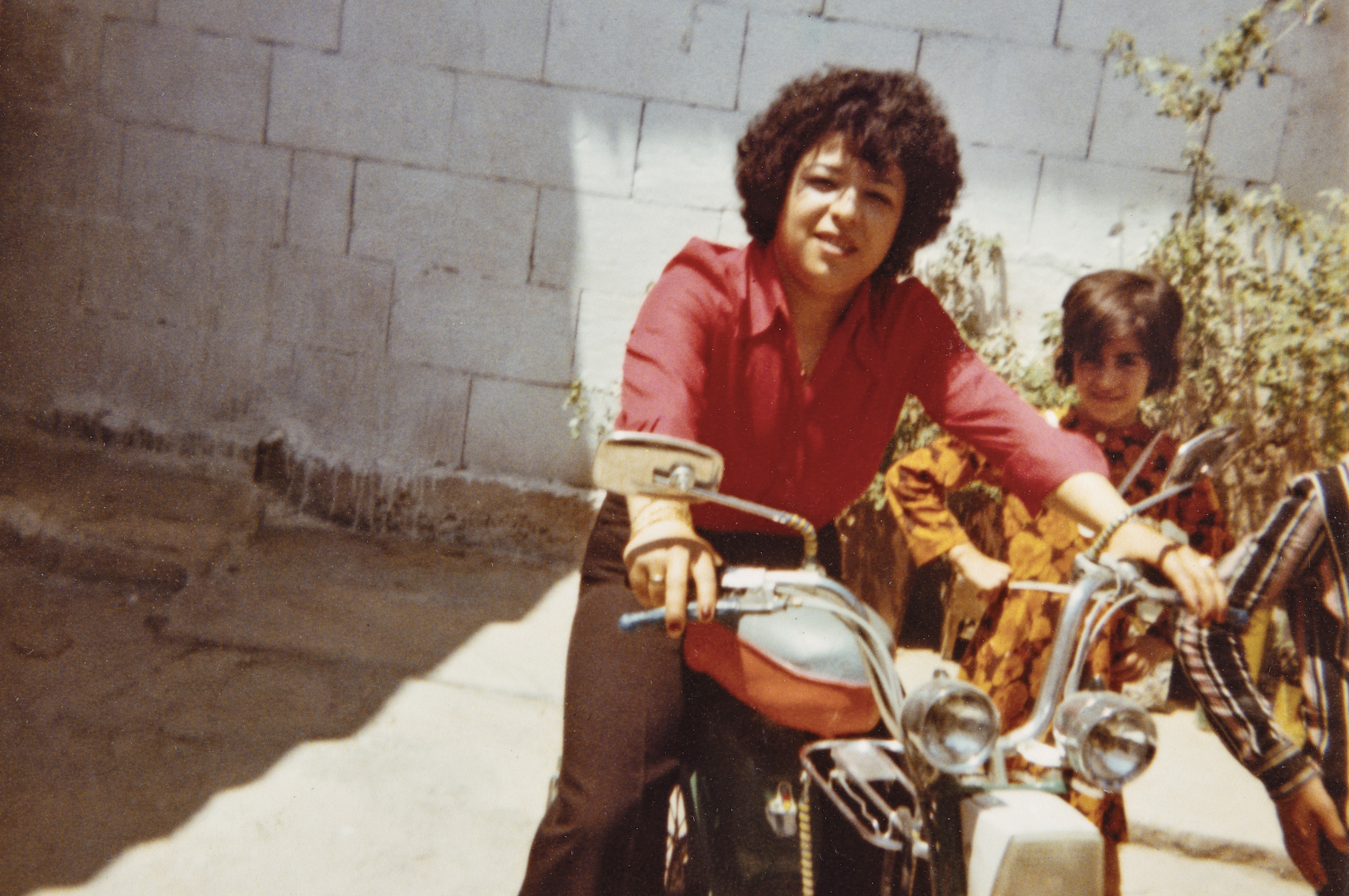 Şanlıurfa, 1977. İclal met nichtje Güzide op de motor van haar oom tijdens een zomervakantie