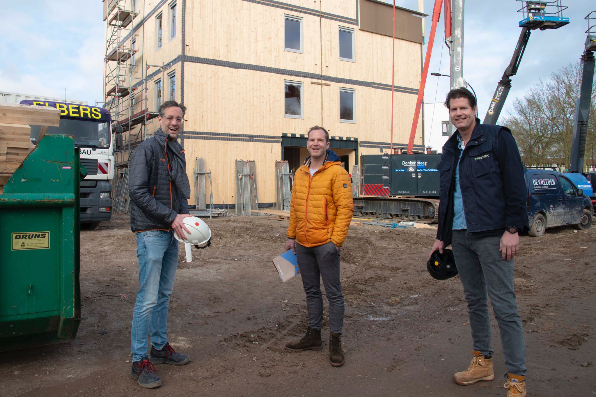 Geld of je Leven-presentator Hans van der Steeg (m) met de twee bouwers