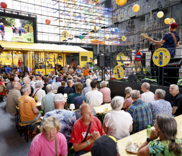 NPO Radio 1 in zomerse wielersferen: kom ook naar het Tourcafé!