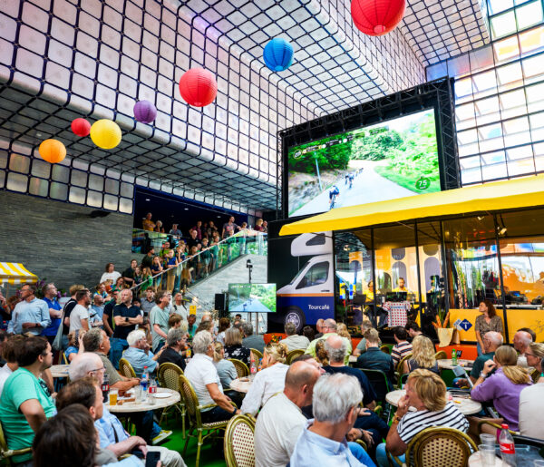NPO Radio 1 in zomerse wielersferen: kom ook in 2026 naar het Tourcafé!
