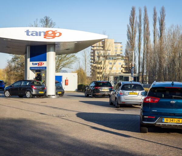 Oorlog Midden-Oosten zorgt voor megawinsten bij oliebedrijven: moeten zij meer belasting betalen?