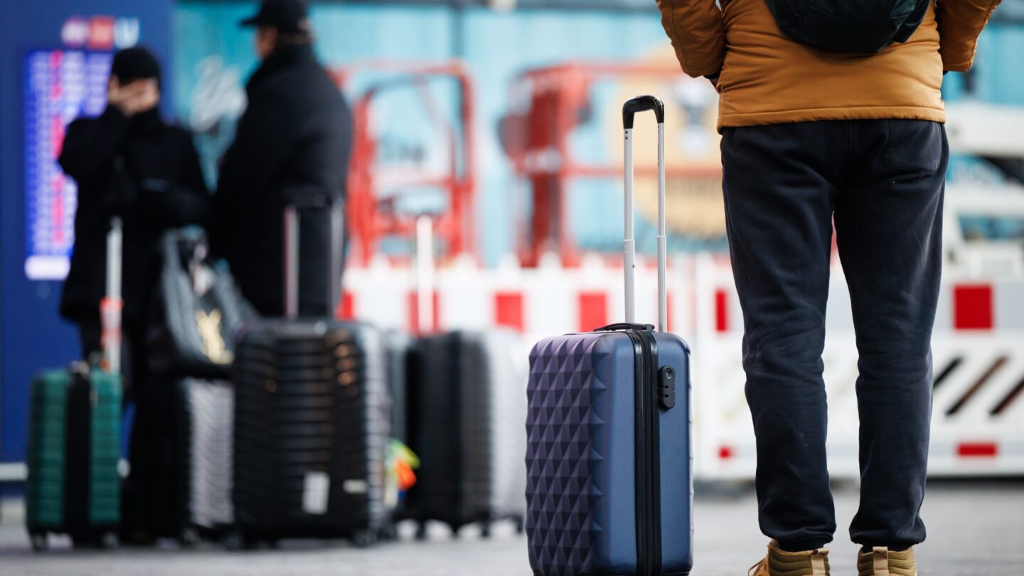 Juf Kiet redt Alex (11) en zijn uitgehuwelijkte zus (14) na achterlating: 'Het was geen vakantie, ik moest daar blijven'
