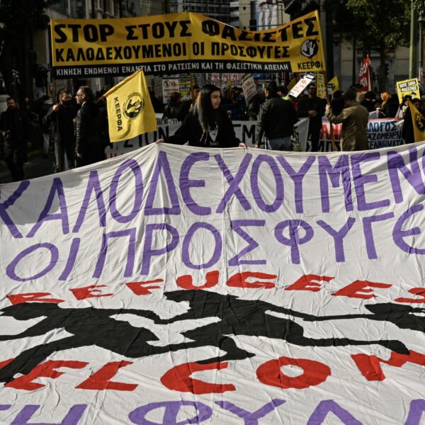 Vluchtelingen in Griekenland lijden honger: Europees geld voor opvang 'gaat naar prikkeldraad'