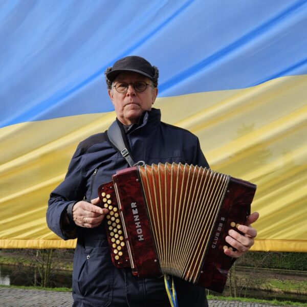 Vlaggenwacht voor Russische ambassade in Den Haag blijft tot de Russen vertrekken