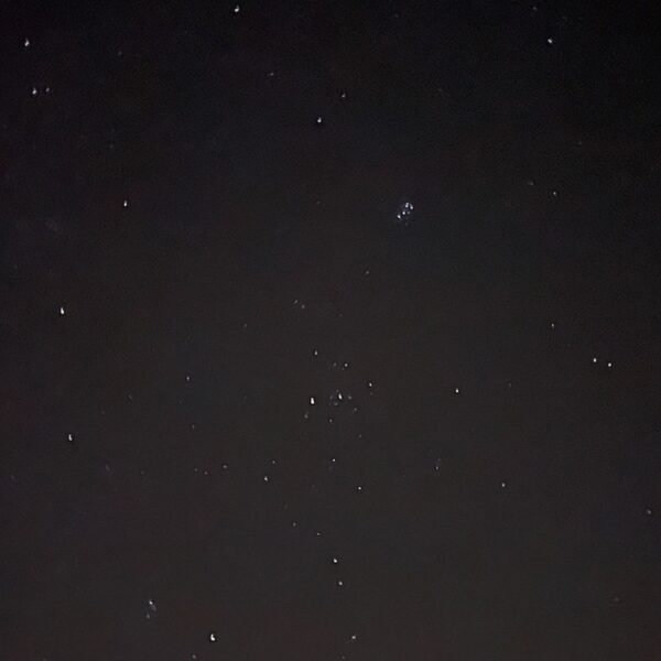 Miljarden sterren van de Melkweg in een heldere nacht juist nu goed zichtbaar