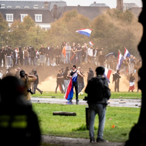 Geweld is een kernonderdeel van extreemrechtse ideologie, waarschuwt historicus: 'Ze hebben hun visitekaartje afgegeven'