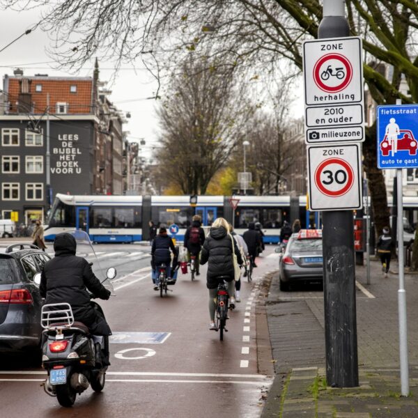 Amsterdammers positief over 30 kilometerzone: 'Maakt stad leefbaar, moet gehandhaafd worden'