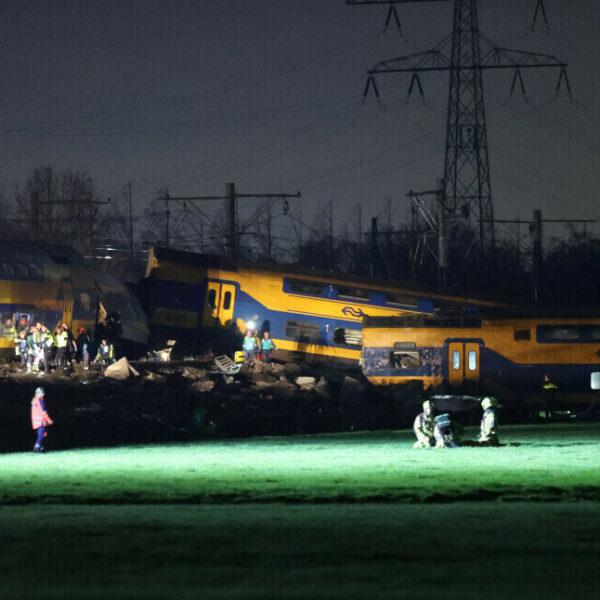 Dode en zo'n 30 gewonden bij treinbotsing in Voorschoten