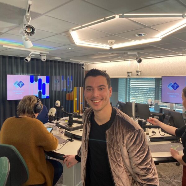 Cabaretier Andries Tunru schreef voorstelling over turbulente jeugd: 'Huisraad vloog door de kamer'