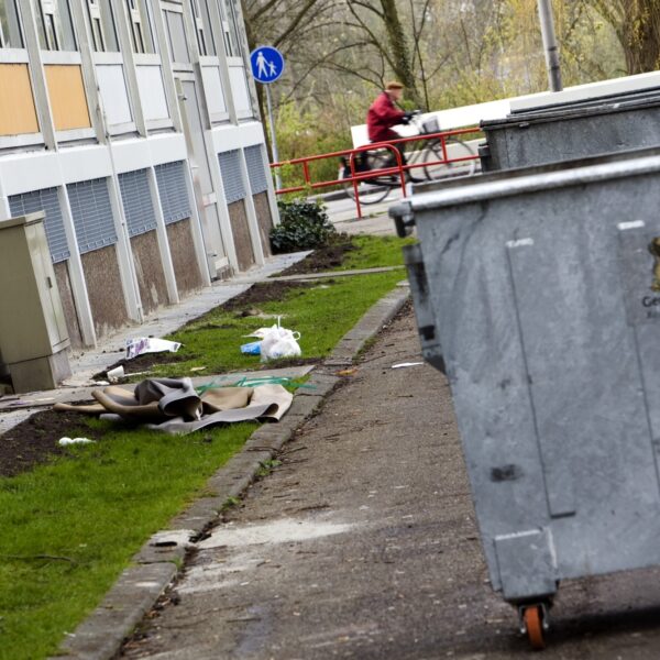 Blote voetjes op het beton: 'Als kind in armoede doe je niet mee in de maatschappij'